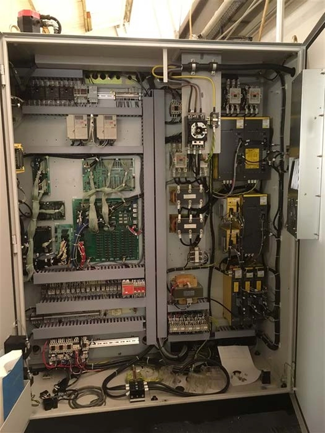 Wirtschaftsingenieure mit Schutzhelmen