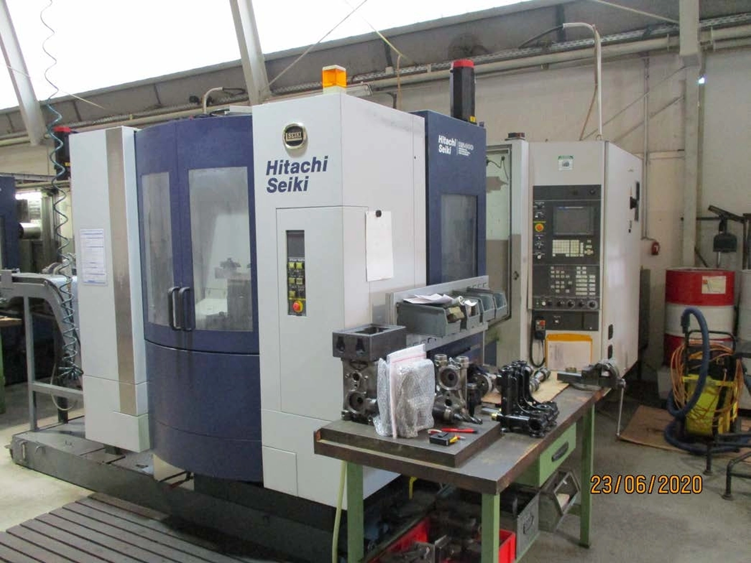 Wirtschaftsingenieure mit Schutzhelmen