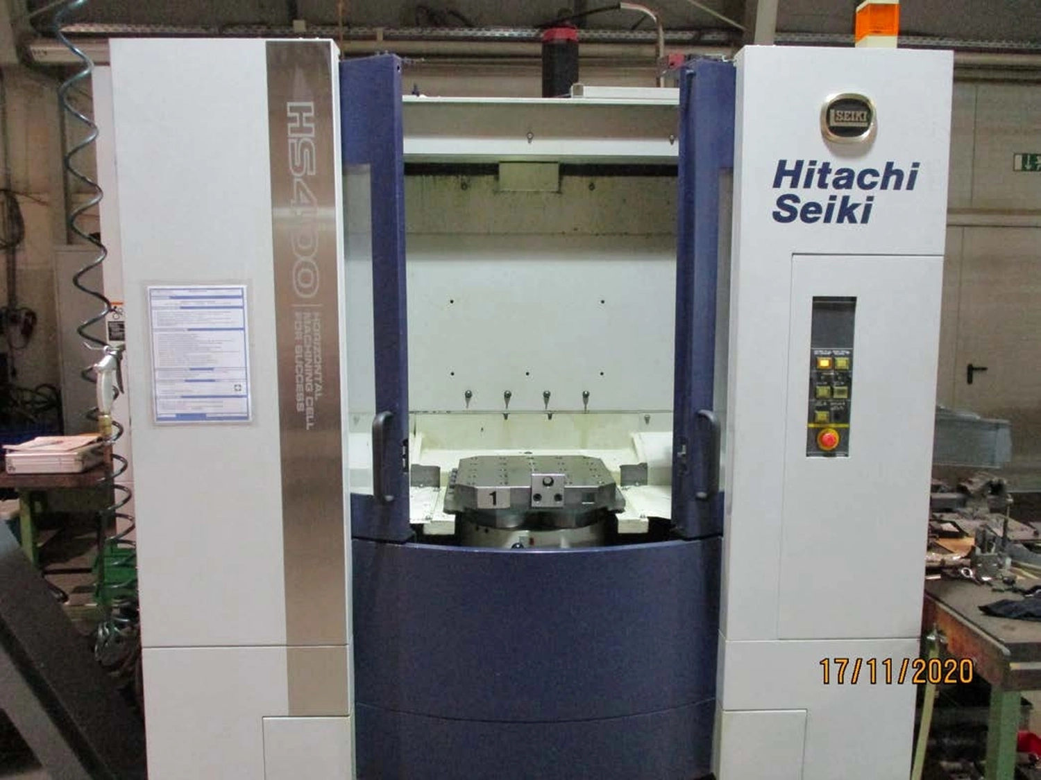 Wirtschaftsingenieure mit Schutzhelmen